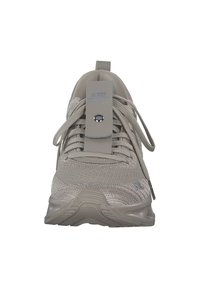 Scarpe sportive beige con una tomaia in maglia testurizzata, dotate di un sistema di allacciatura piatta, linguetta imbottita e suola robusta per supporto.