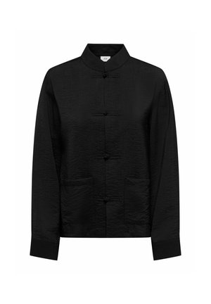 Chemise noire à manches longues avec col mandarin, boutons grenouille sur le devant, deux poches avant et manches avec poignets.