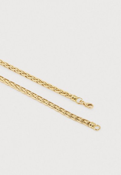 Collier chaîne tressée en or avec un fermoir homard. La texture est lisse avec des détails tissés complexes, reflétant efficacement la lumière.