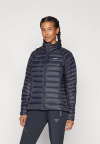 Patagonia dames puffy jas in donker marineblauw. Kenmerken zijn het gequiltde ontwerp, hoge kraag en ritszakken. Lichtgewicht met een gladde afwerking.