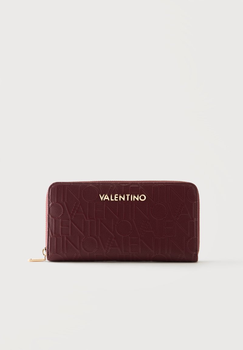 Βουργουνδί πορτοφόλι Valentino με χρυσά γράμματα λογότυπου και κλείσιμο με φερμουάρ, με ανάγλυφο επαναλαμβανόμενο μοτίβο ονόματος μάρκας στο μπροστινό μέρος.