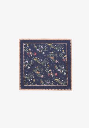 Kvadrātveida zīda šalle ar tumši zilu fonu, kas rotāta ar daudzkrāsainiem ziedu un dzīvnieku motīviem. Apdarināta ar viļņotu gaiši brūnu maliņu.