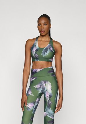 Zöld színű sportmelltartó és leggings szett virágmintával. Jellemzője a testhez simuló kialakítás, a puha anyag és a versenypálya stílus, amely kényelmet és rugalmasságot biztosít.