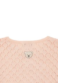 Pull en maille rose clair avec un motif en losange et une application d'ours au dos. Encolure arrondie. Texture douce et design délicat.
