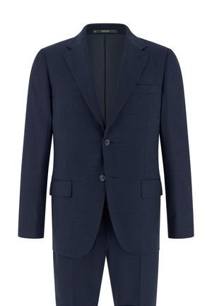 Giacca da uomo blu navy a due bottoni con rever a lancia, tasche con pattina e taschino sul petto, abbinata a pantaloni coordinati.