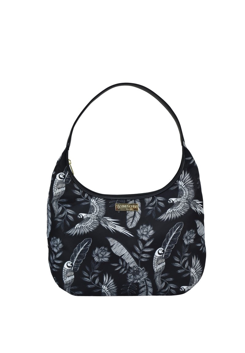 Schwarze Stoffhandtasche mit einem botanischen Druck, der Papageien, Blätter und Blumen in Weiß und Grau zeigt. Mit einem gebogenen Schultergurt.