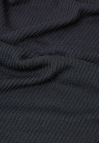 Donker ribbelstof met een zachte textuur, voorzien van smalle verticale lijnen en een gladde afwerking, die diepte in kleur en materiaal toont.