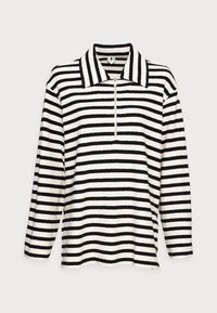 Schwarz-weißer gestreifter Pullover mit Reißverschlusskragen, aus weichem Material gefertigt. Verfügt über lange Ärmel und eine lockere Passform.