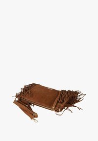 Borsa a tracolla in camoscio marrone con dettagli a frange, chiusura con cerniera, tracolla staccabile e forma piatta rettangolare. Superficie testurizzata.