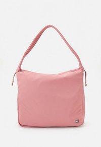 Rozā neilona plecu soma ar gludu virsmu, vienu platumu siksnu un nelielu zīmola logotipa tagu apakšējā labajā stūrī.