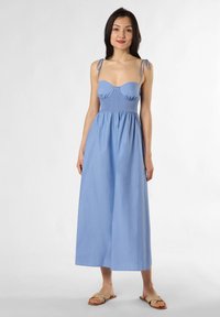 Himmelblaues, ärmelloses Maxikleid mit Spaghettiträgern, tailliertem Oberteil, geraffter Taille und fließendem Rock. Glattes Baumwollgewebe.