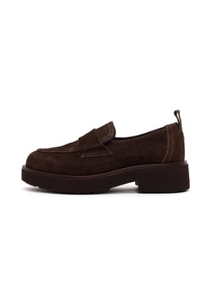 Mocasín de ante marrón oscuro con suela gruesa y tacón bajo de bloque, con una correa tipo penny y una lengüeta trasera para tirar.