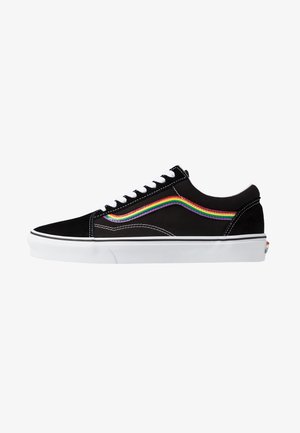 Schwarzer Low-Top-Sneaker mit weißer Sohle, weißen Schnürsenkeln und einem gestickten Regenbogenstreifen entlang der Seite.