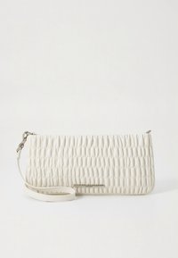 Valkoinen keinonahkainen clutch-laukku, jossa on teksturoitu, ryhdistetty muotoilu. Varustettu irrotettavalla hihnalla ja metallisella brändikoristeella edessä.