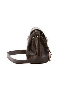 Borsa a mano in pelle marrone con una texture liscia, una zip laterale e un manico superiore; presenta una lunga tracolla e accenti in metallo dorato.