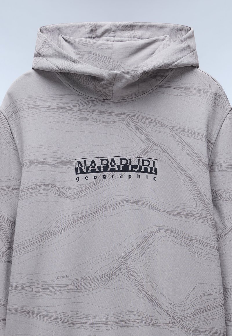 Szary hoodie z teksturowanym wzorem przypominającym linie topograficzne. Z przodu znajduje się logo z napisem "NAPAPURRI geographic" w kolorze czarnym.