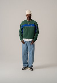 BLKVIS SCRIPT CREWNECK UNISEX - Collegepaita - bottle green