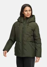 Veste matelassée verte avec capuche, fermeture éclair à l'avant et cordons de serrage. Présente un piquage diagonal et des poches latérales pour plus de fonctionnalité.