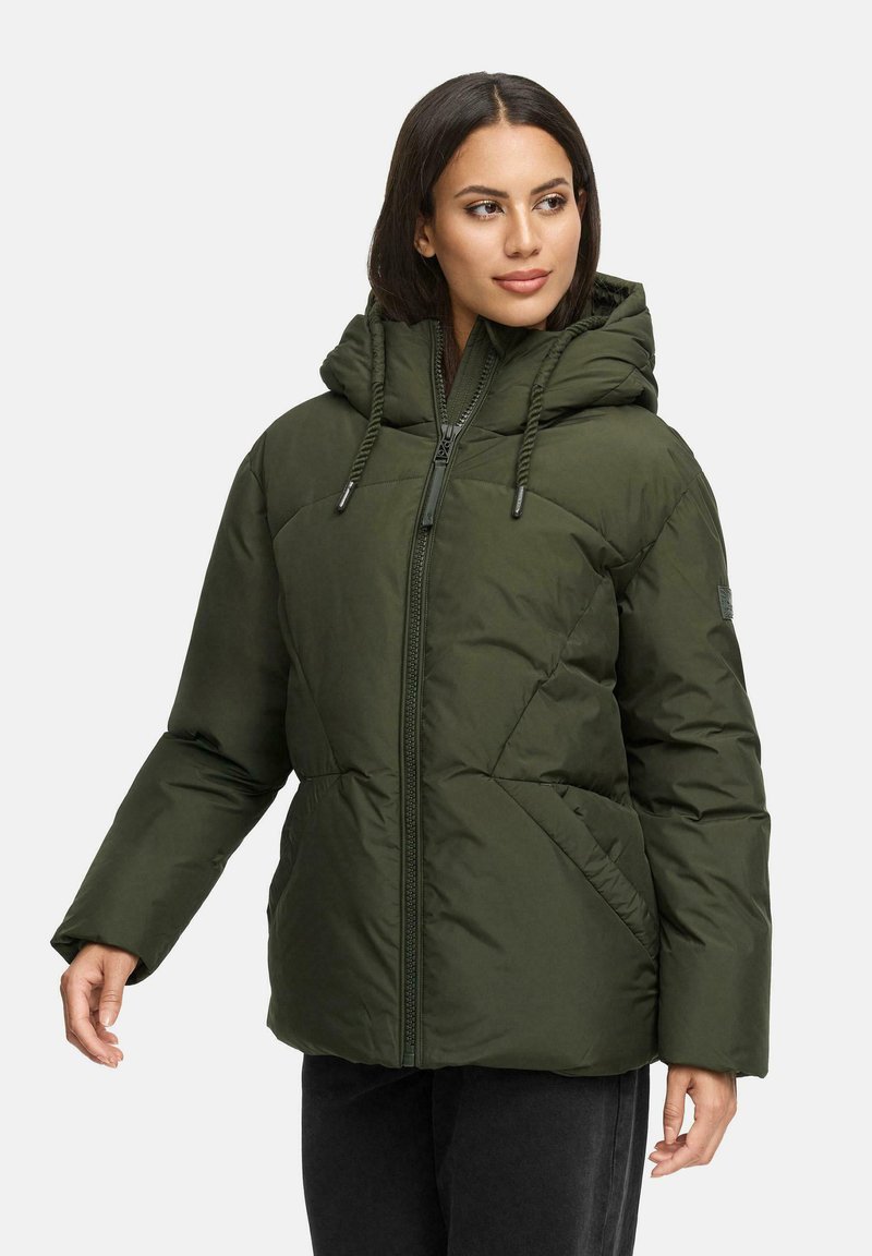 Veste matelassée verte avec capuche, fermeture éclair à l'avant et cordons de serrage. Présente un piquage diagonal et des poches latérales pour plus de fonctionnalité.