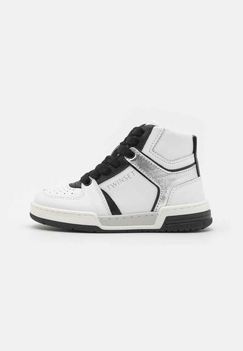 Białe sneakersy z wysoką cholewką z czarnymi akcentami i sznurowadłami. Posiadają srebrny metaliczny panel oraz perforowany wzór na nosku. Podeszwa z gumy zapewnia przyczepność.