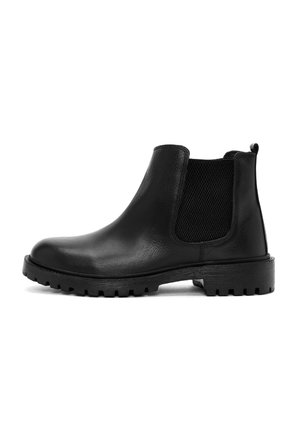 Bottine Chelsea noire en cuir présentant des panneaux latéraux élastiques, une surface texturée et une semelle robuste avec des crans profonds pour une meilleure adhérence.