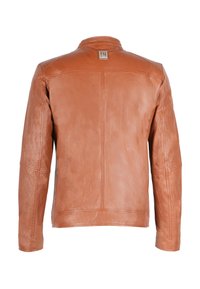 Brun læderjakke med en glat tekstur, synlige sømme og et lille logo-mærke ved kraven. Har en lige pasform og lange ærmer.