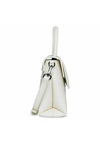Witte leren handtas met een gestructureerd design, driehoekige basis, handvat aan de bovenkant en een afneembare schouderriem. Voorzien van zilveren hardware-accenten.