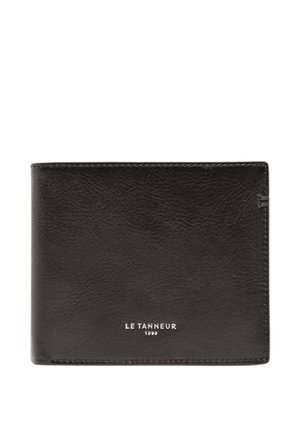 Schwarze Leder-Bifold-Geldbörse mit sichtbaren Nähten und weißem "LE TANNEUR 1898"-Logo vorne unten in der Mitte.