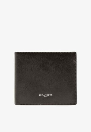Schwarze Leder-Bifold-Geldbörse mit sichtbaren Nähten und weißem "LE TANNEUR 1898"-Logo vorne unten in der Mitte.