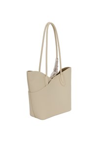 Beige læder tote taske med en unik buet øverste kant, som har to lange stropper og en tekstureret, flettet detalje. Glat overflade, minimalistisk design.