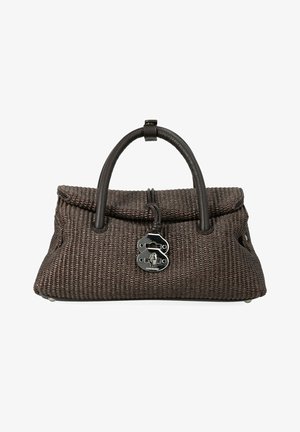 Sac à main tressé marron foncé avec des poignées supérieures arrondies et une fermeture centrale à fermoir argenté sur fond blanc.