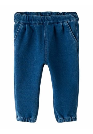 Blå denimliknande byxor med elastisk midja, två sidofickor och sammanknuten nederkant vid vrister. Slät textur och enkel design.