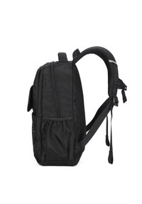 Zaino nero realizzato in nylon resistente, con due scomparti con cerniera, spallacci regolabili e tasche laterali per ulteriore spazio di archiviazione.