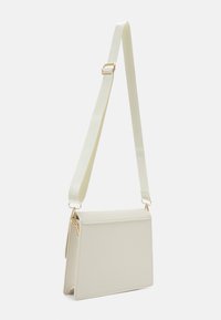 Borsa rettangolare strutturata in morbida pelle bianca con tracolla staccabile di colore chiaro e dettagli in metallo dorato.