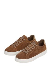 Sneaker in suede marrone con profilo basso, punta rotonda, accenti beige e lacci piatti color tan, caratterizzati da una suola in gomma bianca.