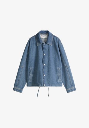 Niebieska kurtka dżinsowa na guziki, z kołnierzem, dwoma bocznymi kieszeniami, długimi rękawami i ściągaczem na dole, oznaczona marką Marc O’Polo Denim.