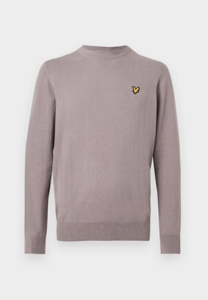 Lyse lilla langærmet strikket sweater med rund halsudskæring, ribbet manchetter, kant og lille gul fuglelogo på venstre bryst.