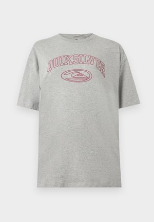 Gaiši pelēks īsroku T-krekls ar rozā uzrakstu "QUIKSILVER" un viļņa logotipu, kas centrēts uz krūtīm, vienkrāsains fons.