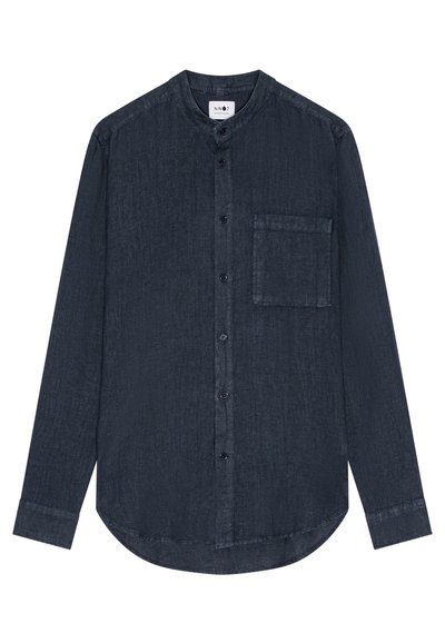 Donkerblauw, langärmige shirt met een ronde kraag, knopen aan de voorkant en één borstzak. Getextureerde stof met een subtiel patroon.