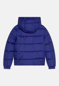 Giacca puffer blu con cappuccio, caratterizzata da sezioni orizzontali cucite, polsini elasticizzati e una finitura esterna liscia e lucida.