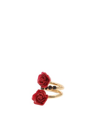Anillo de doble aro en tono dorado que presenta dos acentos de rosa roja, embellecimientos de piedra negra y bandas lisas. El diseño floral añade un vibrante contraste de color.