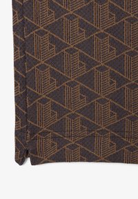 Tissu brun et bleu marine à motif présentant un design géométrique avec des formes imbriquées et des détails texturés, terminé par des bords nets.