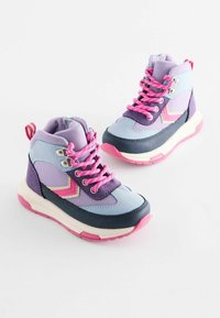 Des baskets montantes colorées avec un mélange de matériaux bleu clair, violet et rose, ornées de superpositions texturées et de semelles en caoutchouc solides.