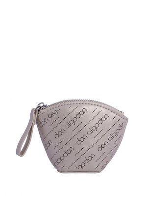 Bolsa de muñeca de color gris claro con texto perforado diagonal que repite "don algodon" y cierre de cremallera en la parte superior.