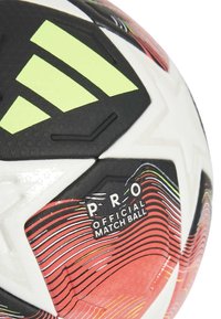 Balón de fútbol Adidas con un diseño en negro, blanco y rojo. Presenta acentos en amarillo brillante, superficie texturizada y la impresión "PRO OFFICIAL MATCH BALL".