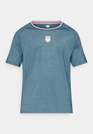 Camiseta atlética azul de mangas curtas com um acabamento texturizado, decote em contraste em vermelho e branco, e um pequeno logo central.