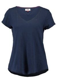 Námořnická modrá tričko s krátkým rukávem a výstřihem do V značky Tommy Jeans, s malým logem na levém prsou a mírně zakřiveným lemem.