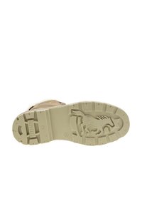 Semelle de botte de couleur beige clair avec une semelle extérieure en caoutchouc beige texturé. Présente un logo de cheval et une bande de roulement proéminente pour la traction. Étiquette de taille 38 visible.