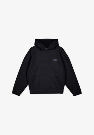 Fekete polár kapucnis pulóver, kenguruzsebrekkel, bal mellen lila logóval. Klasszikus kapucni kialakítás, texturált anyag.