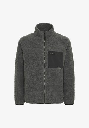 Grå fleecejakke med høy krage, glidelås og svart glidelåslomme på brystet. Teksturert stoff og svarte detaljer definerer designet.